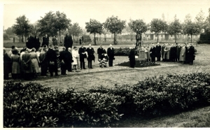 F543 Herdenking bij monument Emmaplein